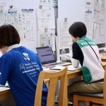 　民間の気象会社から千葉市のボランティアセンターの運営に携わる従業員（左）＝９月