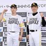 　ＣＳファイナルステージを前に、記者会見でポーズをとるソフトバンクの小久保監督（右）と栗原＝１３日、みずほペイペイドーム