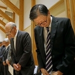 　災害から７年の伝承の集いで黙とうする、豊野地区住民自治協議会の村山泰彦会長（右）ら＝１３日午後、長野市