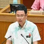 　沖縄県議会本会議で代表質問に答弁する古謝玄太知事＝１３日午前