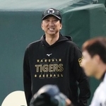 　ＣＳファイナルを控え、笑顔で練習を見守る阪神・藤川監督＝甲子園