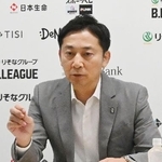 　記者会見するＢリーグの島田慎二コミッショナー＝１３日、東京都文京区