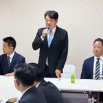 　自民党の「自衛隊の人的基盤強化を実現する議員連盟」の設立総会冒頭に発言する小野寺元防衛相（中央）＝１３日午後、東京・永田町の党本部