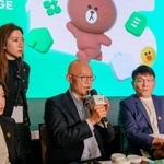 　事業戦略説明会後に報道陣の質問に答えるＬＩＮＥ台湾の陳立人会長兼ＣＥＯ（中央）＝１３日、台北市（共同）