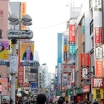 　軒を連ねる飲食店＝１０日、東京・渋谷
