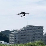 　ＡＩによる密漁検知システムの実証実験で飛び立つドローン＝８月、神奈川県横須賀市