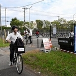 　ＪＲ長浦駅付近で自転車を運転するシェアサイクル利用者＝１４日午前、千葉県袖ケ浦市