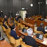 　簗農相に抗議する決議を可決した栃木県那須烏山市議会＝１４日午前