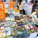 　北京市内で開かれたブックフェアで販売されている本＝９月（共同）