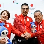 　アジアパラ大会に向けた日本選手団の記者会見を終え、写真に納まる（左から）谷本歩実副団長、三阪洋行団長、滝沢幸孝副団長＝１４日午前、名古屋市