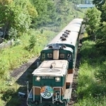 　釧網線の「くしろ湿原ノロッコ号」＝２０１９年９月、北海道釧路町