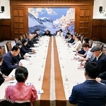 　中国吉林省政府が公開した、省トップとインフルエンサーらとの座談会＝７日（同省政府のＨＰから・共同）