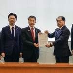　プルサーマル発電を巡り、中国電力の三村秀行副社長（右から２人目）に意見書を提出する鳥取県の平井伸治知事（中央）ら＝１４日午後、鳥取県米子市