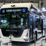 　いすゞ自動車の自動運転システムを搭載したＥＶバス＝１３日、千葉市美浜区