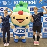 　バドミントン成年女子で優勝した青森の志田千陽（左）と平本梨々菜＝青森県スポカルイン黒石