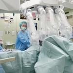 　ロボットを使った遠隔手術を補助する医師＝青森県弘前市の弘前大病院（同大提供）