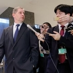 　外務省で記者に囲まれるノズドレフ駐日ロシア大使（左）＝１４日午後