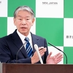 　記者会見する原子力規制委員会の山中伸介委員長＝１４日午後、東京都港区