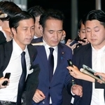 　首相官邸に入る簗農相（中央）＝１４日午後