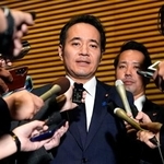 　高市首相に辞表を提出し、記者団の取材に応じる簗農相＝１４日午後、首相官邸