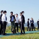 　国営諫早湾干拓事業を巡る訴訟で、現地を視察する長崎地裁の裁判官ら＝１４日午後、長崎県諫早市