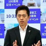 　取材に応じる大阪府の吉村洋文知事＝１４日午後、大阪府庁