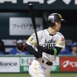 　４回ソフトバンク１死満塁、庄子が右前に同点打を放つ＝みずほペイペイドーム