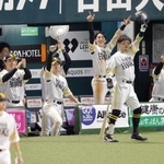 　４回、近藤の適時二塁打に盛り上がるソフトバンクナイン。右端は小久保監督＝みずほペイペイドーム