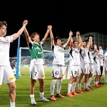 　横浜ＦＣに快勝し、サポーターと喜びを分かち合う浦和の選手たち＝ニッパツ