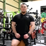 　撮影に応じる愛知・名古屋アジアパラ大会パワーリフティング男子８０キロ級代表の日野雄貴＝９月、名古屋市