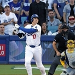 　ブルワーズ戦の２回、左飛に倒れたドジャース・大谷＝ロサンゼルス（共同）
