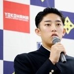 　記者会見で米球界を志望していることを表明する横浜高の織田翔希投手＝１５日午前、横浜市