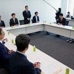 　国会内で開かれた衆院選挙制度に関する政党間協議の会合＝１５日午前
