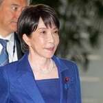 　首相官邸に入る高市首相＝１５日午前