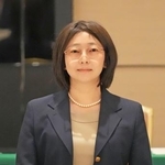 　講演に臨む日銀の小枝淳子審議委員＝１５日午前、熊本市