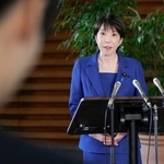 　記者団の取材に応じる高市首相＝１５日午前、首相官邸