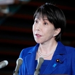 　記者団の取材に応じる高市首相＝１５日午前