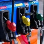 　ガソリンスタンドの給油ノズル＝東京都内