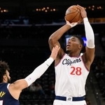 　ＮＢＡオープン戦のナゲッツ戦でシュートを放つクリッパーズの八村＝イングルウッド（ＡＰ＝共同）
