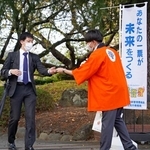 　福島県知事選の投票を呼びかける県選挙管理委の職員（右）＝１４日午前、福島市