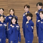 　記者会見後、写真に納まる（前列左から）千葉百音、中井亜美、佐藤駿、中田璃士。（後列左から）青木祐奈、島田麻央、三浦佳生、山本草太＝１５日、東京都新宿区