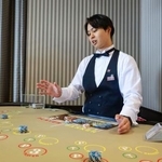 　カジノのディーラーのデモンストレーション＝１５日、大阪市