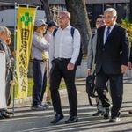 　「日野町事件」の再審公判に向けた３者協議のため、大津地裁に向かう阪原弘次さん（右から３人目）＝１５日午後、大津市