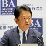 　記者会見する全国銀行協会の加藤勝彦会長＝１５日午後、東京都千代田区