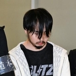 　ラオスから移送され、北海道・新千歳空港に到着した中木村匠容疑者＝１５日午前１０時５７分