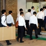 　袋井土木事務所へ家宅捜索に入る静岡県警の捜査員＝１５日午後、静岡県袋井市