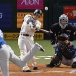 　９回ソフトバンク１死、栗原が右中間にサヨナラ満塁本塁打を放つ。投手福島、捕手進藤＝みずほペイペイドーム