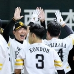 　９回、サヨナラの満塁本塁打を放った栗原（右）を迎えるソフトバンク・小久保監督＝みずほペイペイドーム