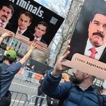 　米ニューヨークの連邦地裁の外でベネズエラのマドゥロ大統領拘束を支持する人＝３月（ゲッティ＝共同）
