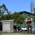 　１５日、銃撃事件のあった米オレゴン州の小学校に張られた規制線（ＡＰ＝共同）